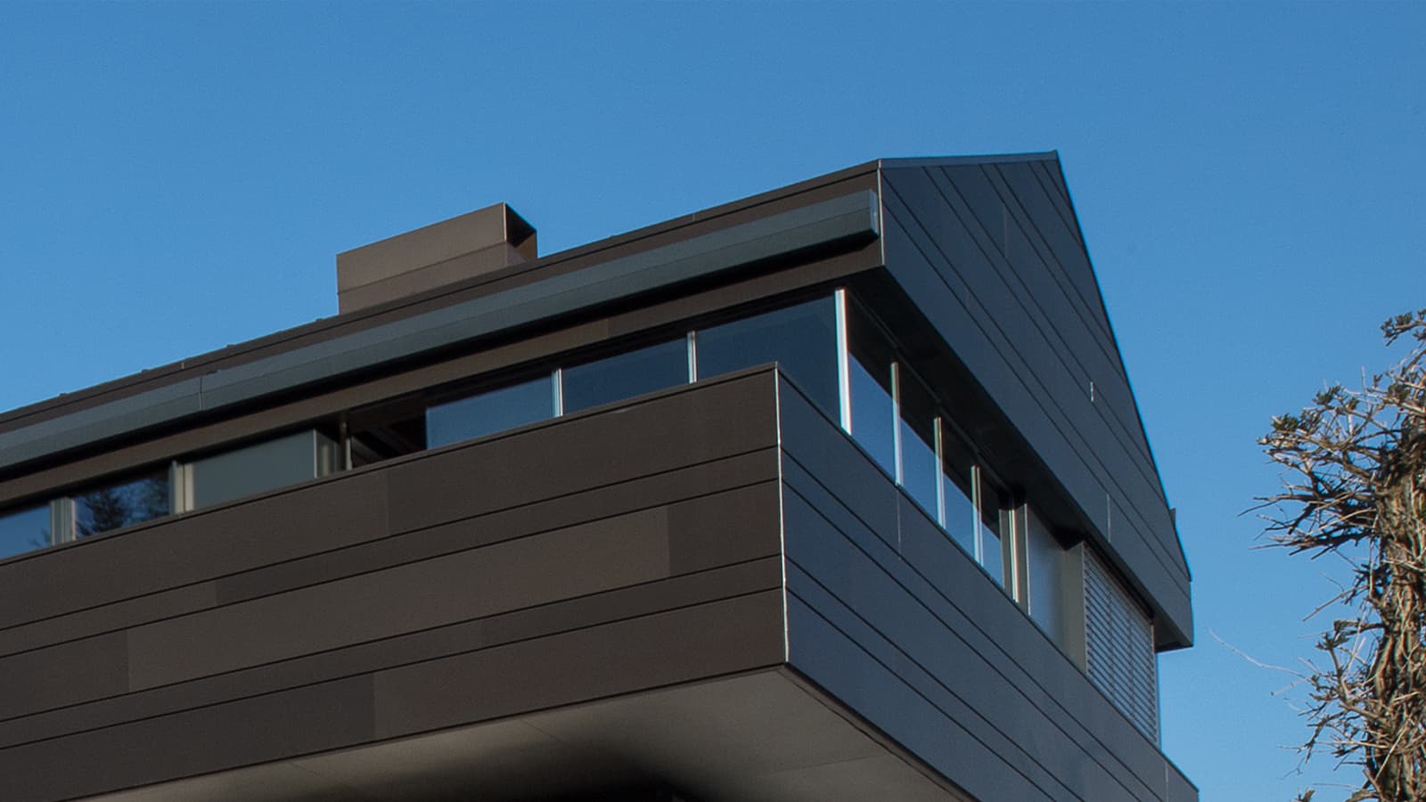 W HERO Gahleitner Architekten Dachaufstockung Bodensee Metallfassade aussen