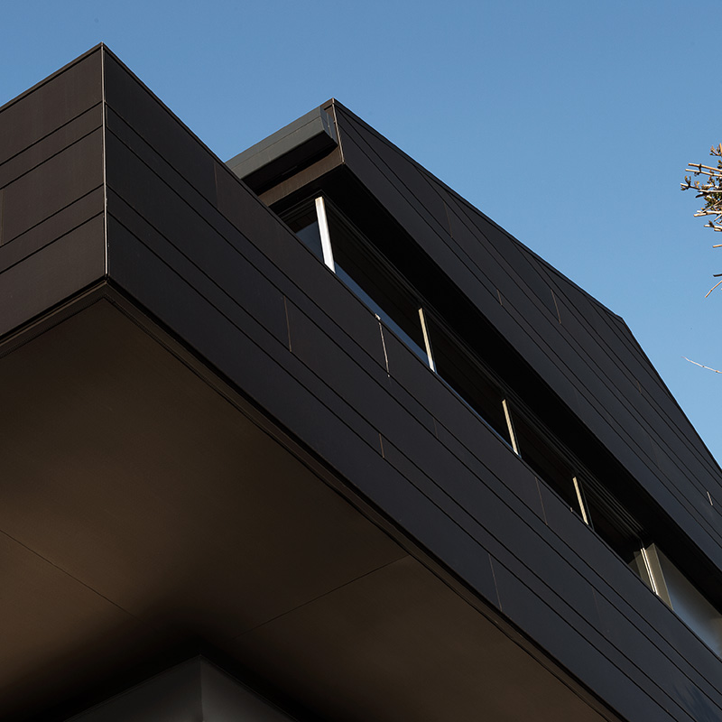 W TEASER Gahleitner Architekten Dachaufstockung Metallfassade aussen